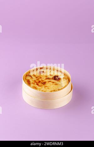 Käsekuchen auf farbigem Hintergrund Stockfoto