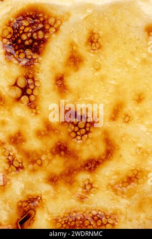 Käsekuchen auf farbigem Hintergrund Stockfoto