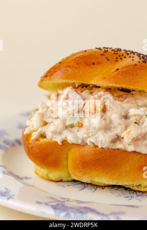 Bagel mit Lachs-Tatar und Sahnesauce Stockfoto