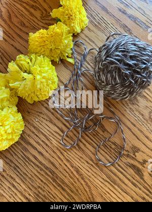 Marigold Garn Girlande auf hölzerner Oberfläche Stockfoto