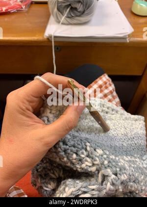 Nahaufnahme des Häkelstücks aus grauem Wolle Stockfoto