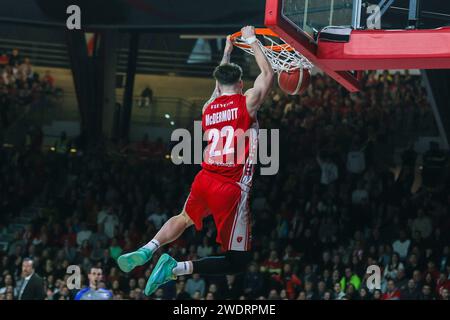 Varese, Italien. Januar 2024. Sean McDermott #22 von Pallacanestro Varese OpenJobMetis dunks während des LBA Lega Basket 2023/24, Einem regulären Saisonspiel zwischen Pallacanestro Varese OpenJobMetis und Virtus Segafredo Bologna in der Itelyum Arena, Varese, Italien am 21. Januar 2024 Credit: Independent Photo Agency/Alamy Live News Stockfoto