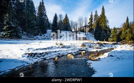 Wunderschöne Winterlandschaft der ukrainischen Karpaten mit Bergfluss Stockfoto