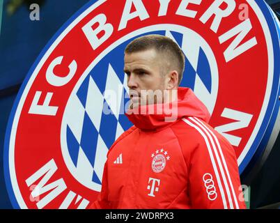 München, Deutschland 22. Januar 2024: Fussball, Herren, Bundesliga, Saison 2023/2024, FC Bayern München ! Achtung Fotomontage! Hier im Bild Eric Dier (FC Bayern München) Kopf, Oberkörper, im Hintergrund das Logo des Vereins Stockfoto