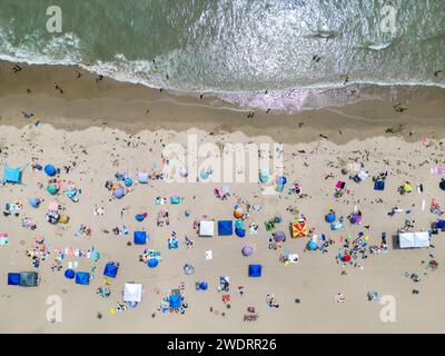 Drohnenblick auf einen Strand von Malibu im Sommer Stockfoto