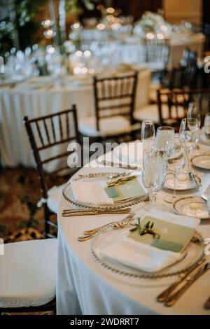 Eleganter Hochzeitsempfang, Tischdekoration Stockfoto