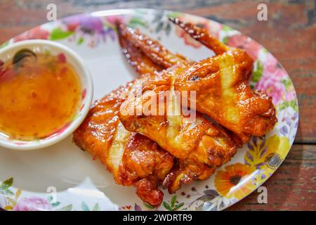 Gegrilltes Hähnchenfleisch mit Sauce auf Teller Stockfoto