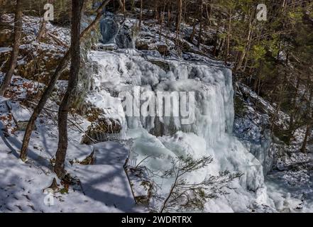 Der Bouchoux Trail in der Nähe von Long Eddy NY ist ein 5,5 km langer Wanderweg am Delaware River, der im Winter unter ein paar Zentimetern Schnee fotografiert wurde Stockfoto