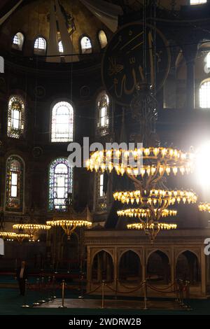 Kronleuchter und farbenfrohe Kuppeln der Hagia Sophia Moschee, Istanbul Stockfoto