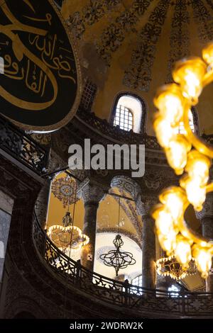 Kronleuchter und farbenfrohe Kuppel der Hagia Sophia Moschee, Istanbul Stockfoto