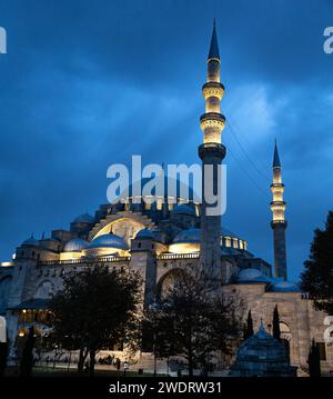 Blaue Stunde in der Süleymaniye Camii Moschee in Istanbul Stockfoto