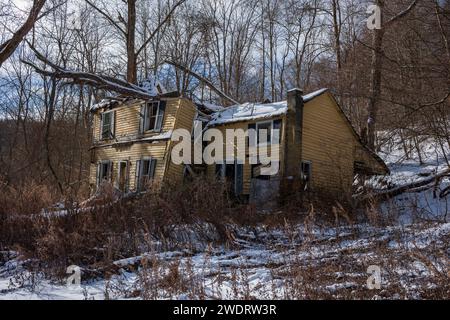 Der Bouchoux Trail in der Nähe von Long Eddy NY ist ein 5,5 km langer Wanderweg am Delaware River, der im Winter unter ein paar Zentimetern Schnee fotografiert wurde Stockfoto