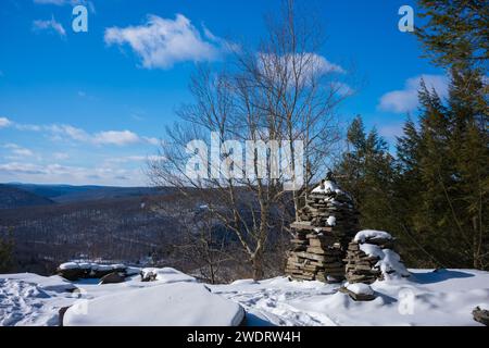 Der Bouchoux Trail in der Nähe von Long Eddy NY ist ein 5,5 km langer Wanderweg am Delaware River, der im Winter unter ein paar Zentimetern Schnee fotografiert wurde Stockfoto