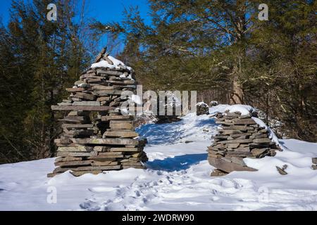 Der Bouchoux Trail in der Nähe von Long Eddy NY ist ein 5,5 km langer Wanderweg am Delaware River, der im Winter unter ein paar Zentimetern Schnee fotografiert wurde Stockfoto