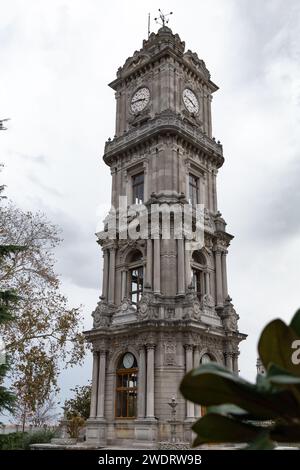 Uhrenturm vor dem Dolmabahce-Palast in Istanbul, Türkei Stockfoto