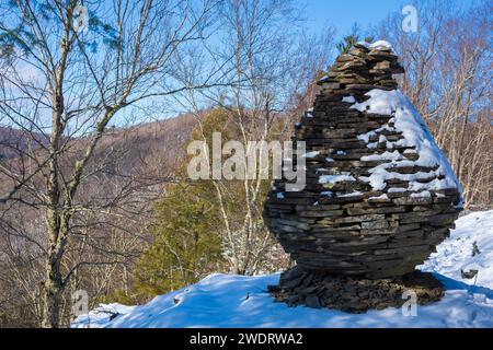 Der Bouchoux Trail in der Nähe von Long Eddy NY ist ein 5,5 km langer Wanderweg am Delaware River, der im Winter unter ein paar Zentimetern Schnee fotografiert wurde Stockfoto