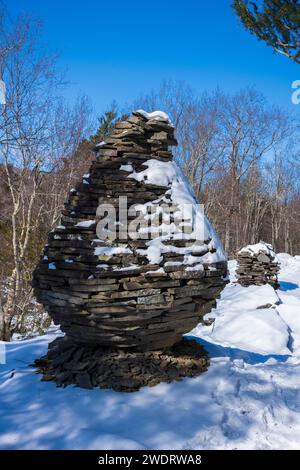 Der Bouchoux Trail in der Nähe von Long Eddy NY ist ein 5,5 km langer Wanderweg am Delaware River, der im Winter unter ein paar Zentimetern Schnee fotografiert wurde Stockfoto