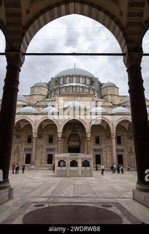 Süleymaniye Camii Mosque sahn (Innenhof) an regnerischen Tagen Stockfoto