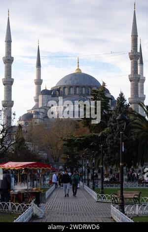 Touristen, die im Park vor der Blauen Moschee in Istanbul spazieren gehen Stockfoto
