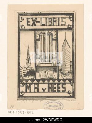 Ex Libris von M. A. van Rees, Lodewijk Schelfhout, 1921 Druck in der Mitte eine Kirchenorgel und ein offenes Buch. Links der Turm einer Kirche hinter Häusern mit Stufengiebeln, rechts das Flatiron Building in New York. Papiertrockenpunkt-Kirchenkirche. Teile der Kirche außen und Nebengebäude: turm. Wolkenkratzer Niederlande. Flatiron Building Stockfoto