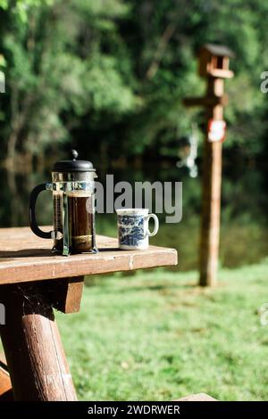 Frisch gebrühter Kaffee in der freien Natur Stockfoto