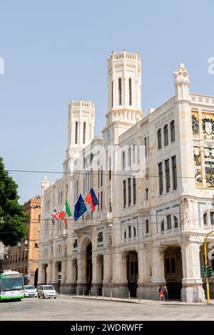 Foto in der Stadt Cagliari, Italien, mit Blick auf die Straße und das Touristenbüro Stockfoto