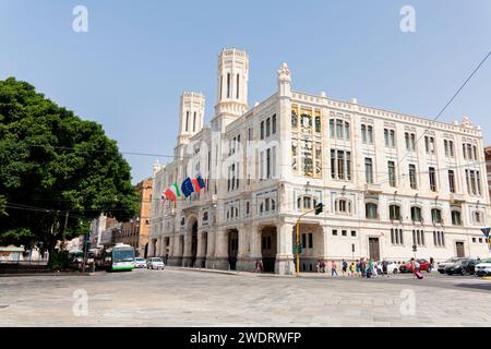 Foto in der Stadt Cagliari, Italien, mit Blick auf die Straße und das Touristenbüro Stockfoto