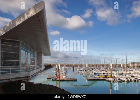 Ebbe im Yachthafen in Le Havre, Frankreich. Stockfoto