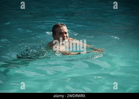 Asiatischer Mann badet in heißen Quellen im Pool bei kaltem Wetter Stockfoto