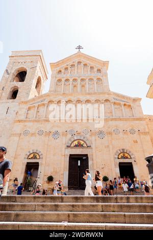 Foto in der Stadt Cagliari, Italien, mit Blick auf die Kathedrale Santa Maria, allgemein bekannt als Kathedrale von Cagliari. Die Kirche ist Stockfoto