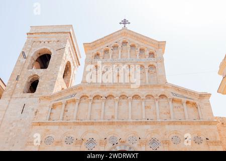 Foto in der Stadt Cagliari, Italien, mit Blick auf die Kathedrale Santa Maria, allgemein bekannt als Kathedrale von Cagliari. Die Kirche ist Stockfoto