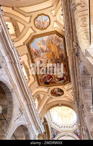 Foto in der Stadt Cagliari, Italien, mit Blick auf die Kathedrale Santa Maria, allgemein bekannt als Kathedrale von Cagliari. Die Kirche ist Stockfoto