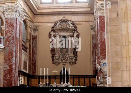 Foto in der Stadt Cagliari, Italien, mit Blick auf die Kathedrale Santa Maria, allgemein bekannt als Kathedrale von Cagliari. Die Kirche ist Stockfoto