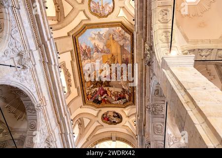 Foto in der Stadt Cagliari, Italien, mit Blick auf die Kathedrale Santa Maria, allgemein bekannt als Kathedrale von Cagliari. Die Kirche ist Stockfoto