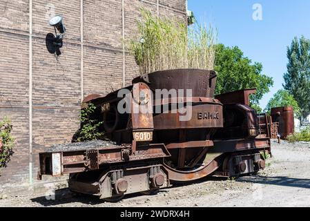 Hattingen, Deutschland - 9. August 2022: Pfannenwagen von Henrichshutte, ein stillgelegtes Stahlwerk mit Hochofen. Heute ist ein berühmter Museumsort i Stockfoto