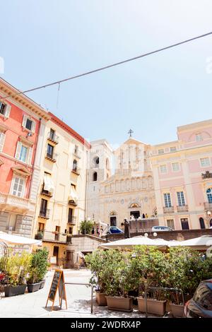 Foto in der Stadt Cagliari, Italien, mit Blick auf die Kathedrale Santa Maria, allgemein bekannt als Kathedrale von Cagliari. Die Kirche ist Stockfoto