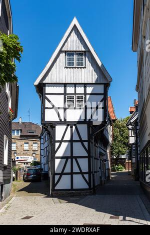 Hattingen, Deutschland - 9. August 2022: Das Eiserne Haus ist ein 1611 erbautes Fachwerkhaus in der Altstadt von Hattingen (Nordrhein-Westfalen) Stockfoto