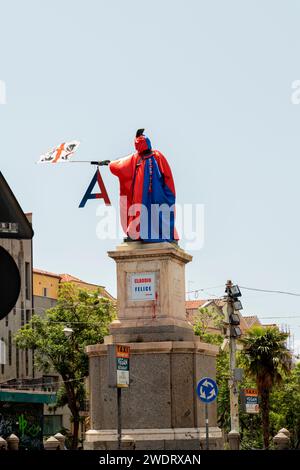 Foto in der Stadt Cagliari, Italien, mit Blick auf die Statue von Claudio Felice mit den roten und blauen Farben von Cagliari Cal Stockfoto