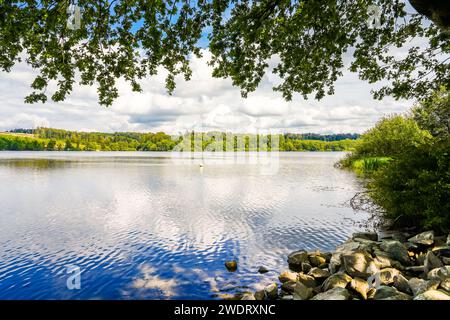 Natur am Brucher Damm bei Marienheide in Nordrhein-Westfalen. Blick auf den See mit der umliegenden Landschaft. Stockfoto