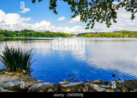 Natur am Brucher Damm bei Marienheide in Nordrhein-Westfalen. Blick auf den See mit der umliegenden Landschaft. Stockfoto