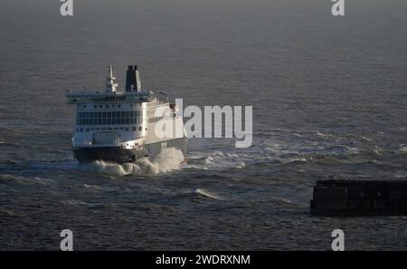 Eine DFDS-Fähre kommt im Hafen von Dover in Kent nach dem Sturm Isha an. Tausende von Menschen wurden ohne Strom gelassen, als der Sturm Isha die Elektrizitäts- und Verkehrsnetze in ganz Großbritannien unterbrach. Bilddatum: Montag, 22. Januar 2024. Stockfoto