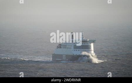 Eine DFDS-Fähre kommt im Hafen von Dover in Kent nach dem Sturm Isha an. Tausende von Menschen wurden ohne Strom gelassen, als der Sturm Isha die Elektrizitäts- und Verkehrsnetze in ganz Großbritannien unterbrach. Bilddatum: Montag, 22. Januar 2024. Stockfoto