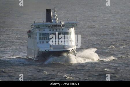 Eine DFDS-Fähre kommt im Hafen von Dover in Kent nach dem Sturm Isha an. Tausende von Menschen wurden ohne Strom gelassen, als der Sturm Isha die Elektrizitäts- und Verkehrsnetze in ganz Großbritannien unterbrach. Bilddatum: Montag, 22. Januar 2024. Stockfoto