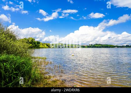 Natur am Brucher Damm bei Marienheide in Nordrhein-Westfalen. Blick auf den See mit der umliegenden Landschaft. Stockfoto