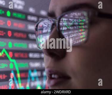 Weibliche Analystin, die Finanzergebnisse auf dem Bildschirm anzeigt Stockfoto