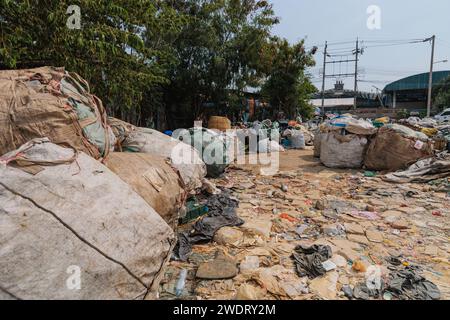 Bangkok, Thailand. Januar 2024. Allgemeine Sicht auf eine Recyclingstelle in der Müllgemeinde. Die Müllgemeinde in Bangkok, Thailand, befindet sich im Bezirk Nong Khaem, nicht weit vom Nong Khaem Solid Waste Entsorgungszentrum. Diese Gemeinde ist ein Slumgebiet. Quelle: SOPA Images Limited/Alamy Live News Stockfoto