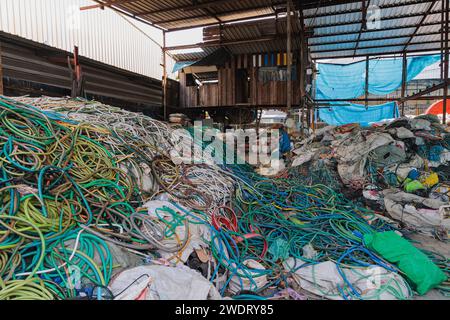 Bangkok, Thailand. Januar 2024. Riesiger Haufen von Schläuchen, die für das Recycling in der Müllgemeinde vorbereitet sind. Die Müllgemeinde in Bangkok, Thailand, befindet sich im Bezirk Nong Khaem, nicht weit vom Nong Khaem Solid Waste Entsorgungszentrum. Diese Gemeinde ist ein Slumgebiet. Quelle: SOPA Images Limited/Alamy Live News Stockfoto