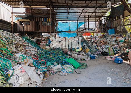 Bangkok, Thailand. Januar 2024. Riesiger Haufen von Schläuchen, die für das Recycling in der Müllgemeinde vorbereitet sind. Die Müllgemeinde in Bangkok, Thailand, befindet sich im Bezirk Nong Khaem, nicht weit vom Nong Khaem Solid Waste Entsorgungszentrum. Diese Gemeinde ist ein Slumgebiet. Quelle: SOPA Images Limited/Alamy Live News Stockfoto