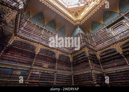 Wunderschönes Inneres der alten traditionellen portugiesischen Bibliothek in Rio Stockfoto