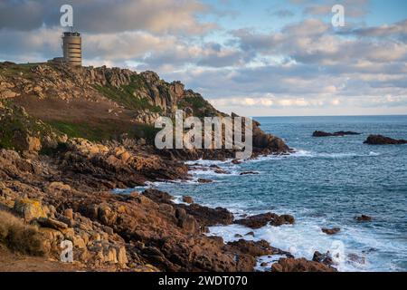 Ein malerischer Blick auf den Deutschen Marineturm aus dem Zweiten Weltkrieg in Jersey Stockfoto